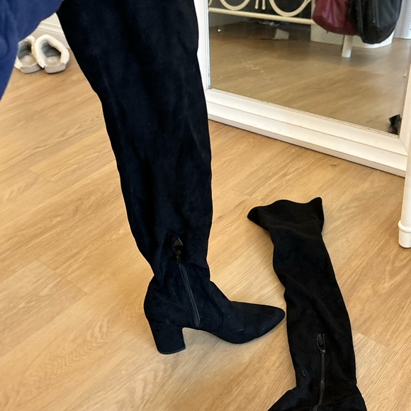 Elegant Black Knee-High Boots - Picture 2 of 3